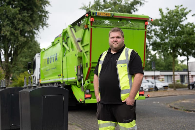 Mike naast de vrachtwagne